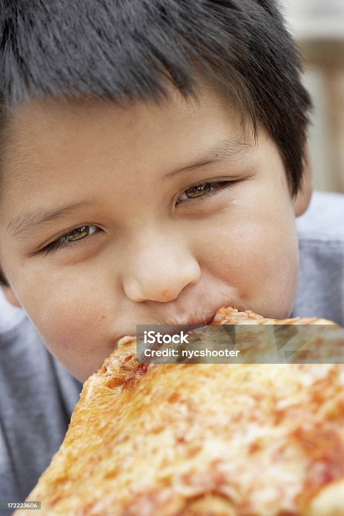 Chłopiec jedzenie pizza Zbliżenie - Zbiór zdjęć royalty-free (Azjaci)