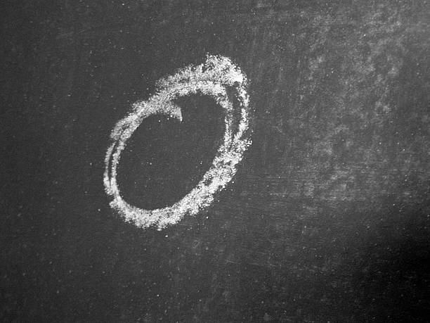 alfabeto-o-chalk - blackboard letter letterform writing - fotografias e filmes do acervo