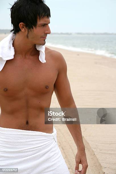男性のビーチ - タオルのストックフォトや画像を多数ご用意 - タオル, タオルにくるまる, ヌーディスト