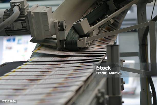 Foto de Jornais Diários e mais fotos de stock de Jornal - Jornal, Impressora - Maquinaria de fábrica, Empurrar