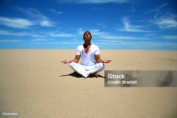 Foto de Yoga Na Praia e mais fotos de stock de Adulto - Adulto, Amimar, Areia