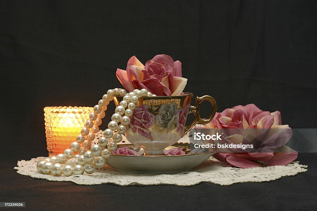 Xícara de chá, com velas, flores e pérolas - Foto de stock de Chama royalty-free