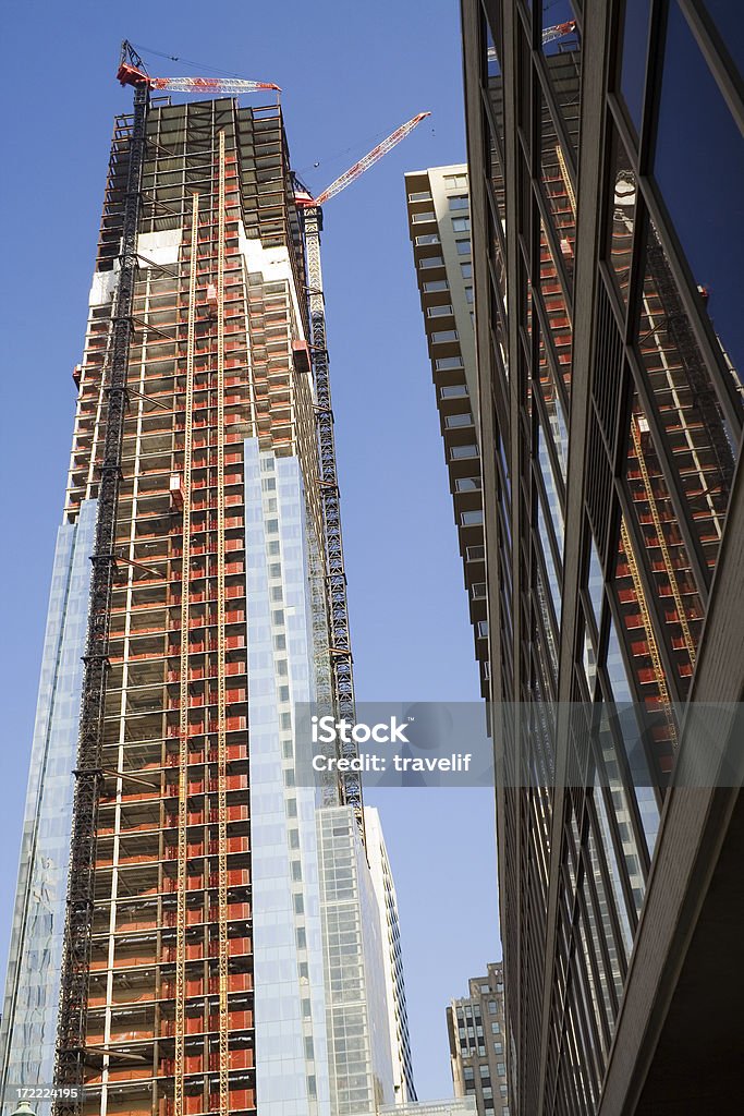 Sitio de la construcción de la ciudad en formato vertical - Foto de stock de Arquitectura exterior libre de derechos