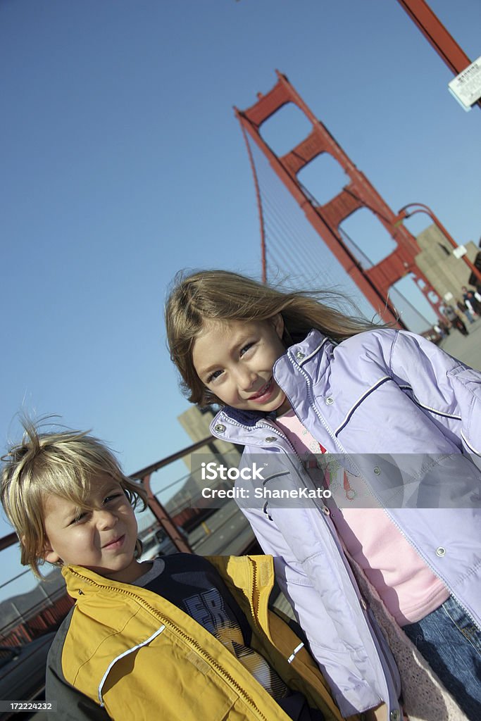 두 귀여운 어린이 (Golden Gate Bridge - 로열티 프리 2명 스톡 사진