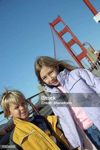 두 귀여운 어린이 Golden Gate Bridge 2명에 대한 스톡 사진 및 기타 이미지 - 2명, 가을, 건축