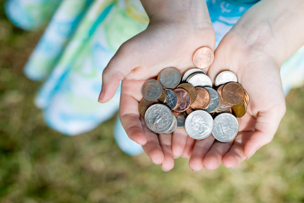 pomaganie ręce - penny coin human finger human thumb zdjęcia i obrazy z banku zdjęć