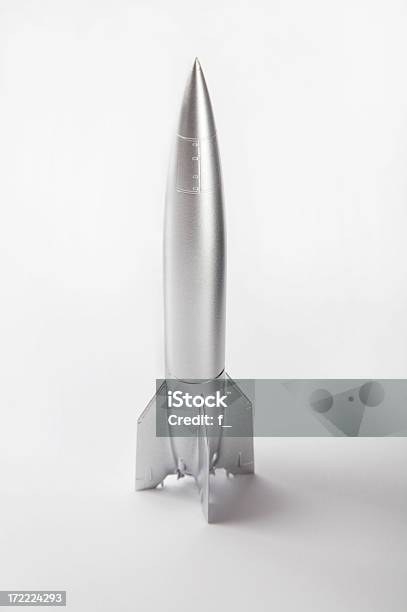 シルバーのロケットで白背景 - プルトニウムのストックフォトや画像を多数ご用意 - プルトニウム, メタリック, ロケット