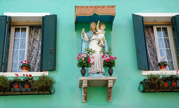 Virgen maría niño estatua cerca de Windows y - foto de stock