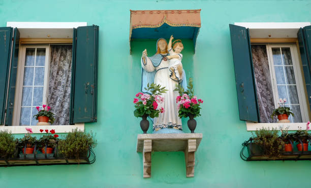 버진 mary 및 하위 황후상 니어 windows - venetian lagoon italy flower shutter 뉴스 사진 이미지