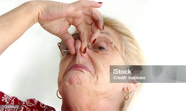 Seniorwas Ist Das Geruch Stockfoto und mehr Bilder von Großmutter - Großmutter, Riechen, 70-79 Jahre