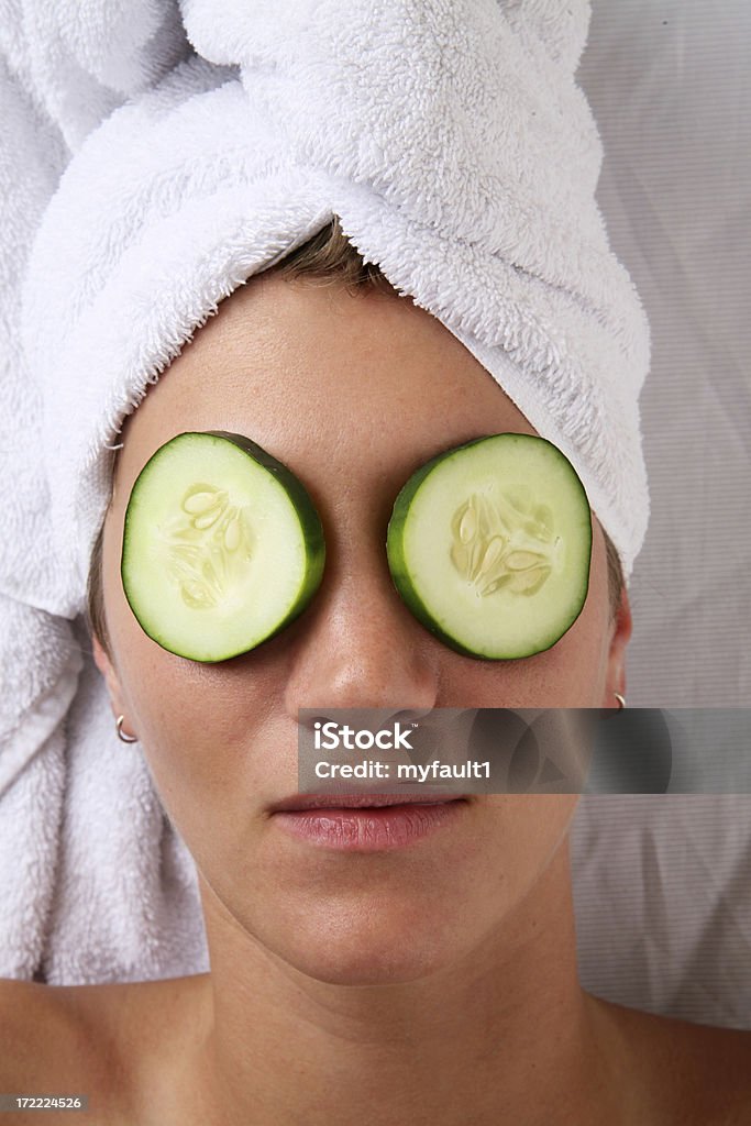 Frau mit Gurken auf Augen - Lizenzfrei Auge Stock-Foto