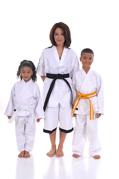 artes marciais família - martial arts women tae kwon do black belt - fotografias e filmes do acervo