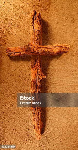 Stary Drewniany Krzyż - zdjęcia stockowe i więcej obrazów Bez ludzi - Bez ludzi, Chrześcijaństwo, Drewno - Tworzywo