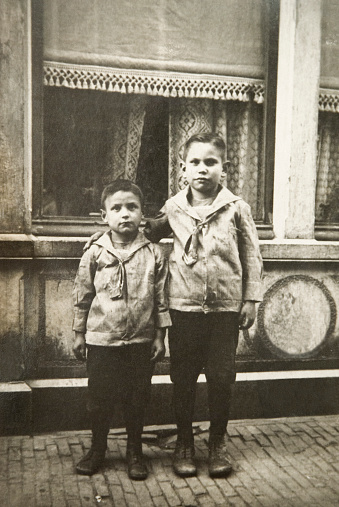 These two brothers stood in front af the camera long before World War II in Amsterdam's neighbourhood the 'Jordaan'.