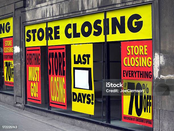 閉店と割引の標識で百貨店窓 - 店のストックフォトや画像を多数ご用意 - 店, 閉める, 人員削減