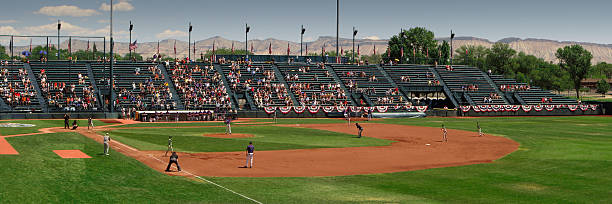 small town usa baseball-stadion - baseballmannschaft stock-fotos und bilder