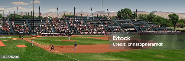 Foto de Cidade Pequena Eua No Estádio De Beisebol e mais fotos de stock de Beisebol - Beisebol, Campo de Basebol, Estádio