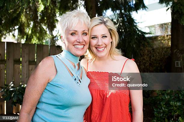 Photo libre de droit de Belle Blonde Maman Et Fille Souriant Embrassant À Lextérieur Espace De Copie banque d'images et plus d'images libres de droit de Adulte