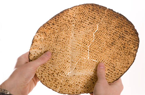 matza del seder di pesach - passover matzo bread breaking foto e immagini stock