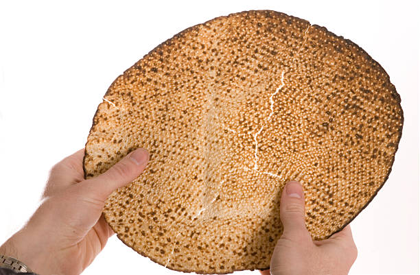 matza w seder - matzo passover cracker judaism zdjęcia i obrazy z banku zdjęć