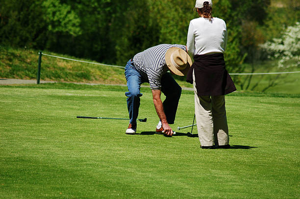 paar spielen golf - golf golf course putting green hole stock-fotos und bilder