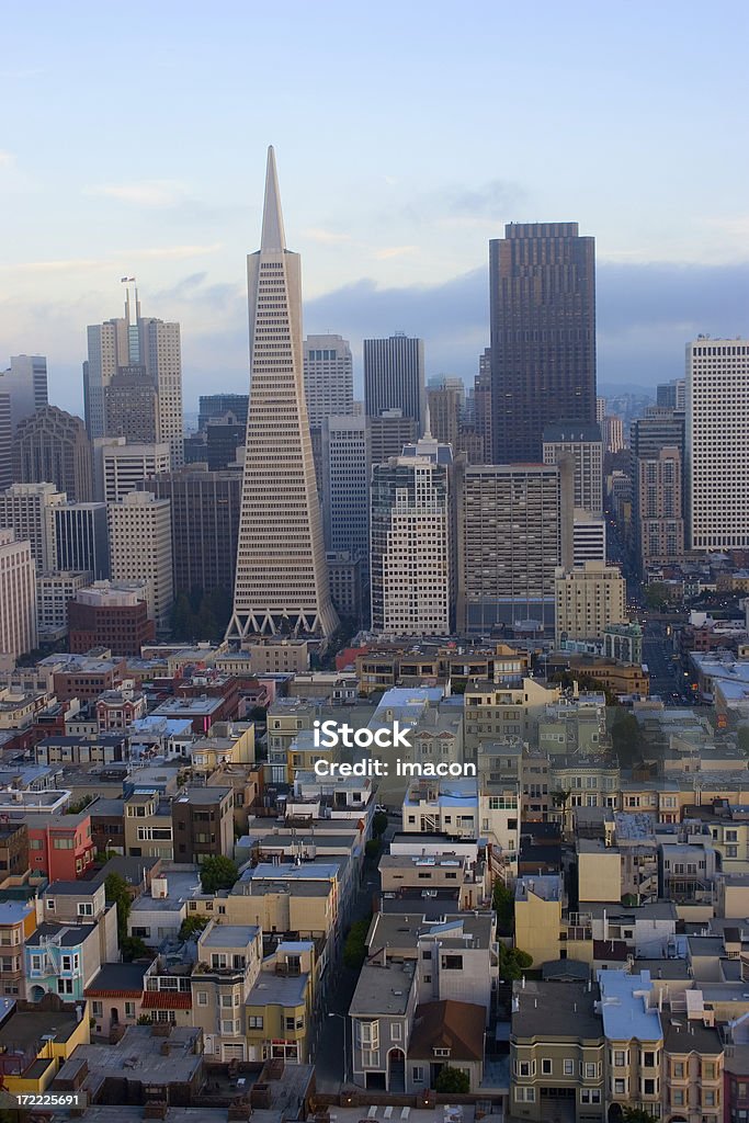 San Francisco, el distrito financiero del centro de la ciudad en puesta de sol - Foto de stock de Aire libre libre de derechos