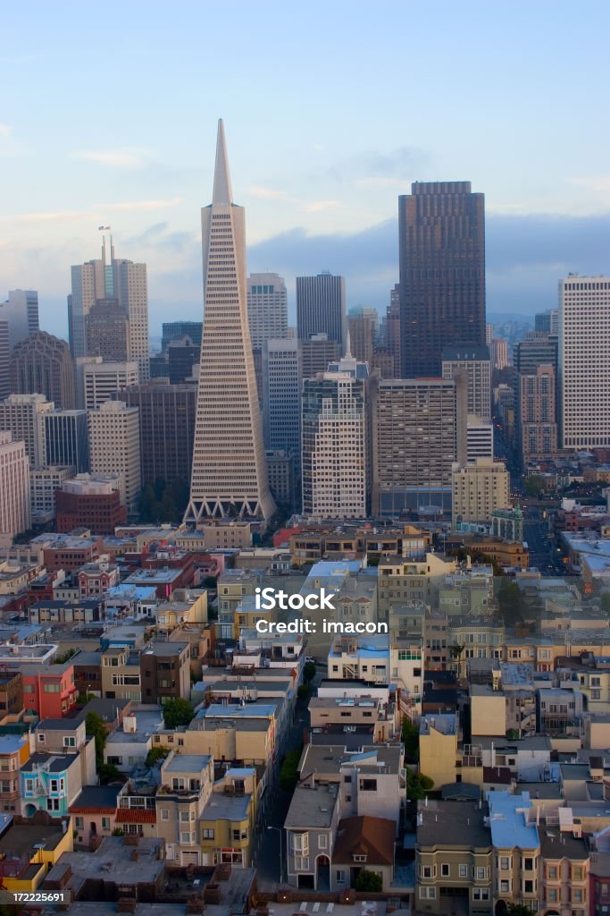 Centre-ville de San Francisco, dans le quartier des finances au coucher du soleil - Photo de Californie libre de droits