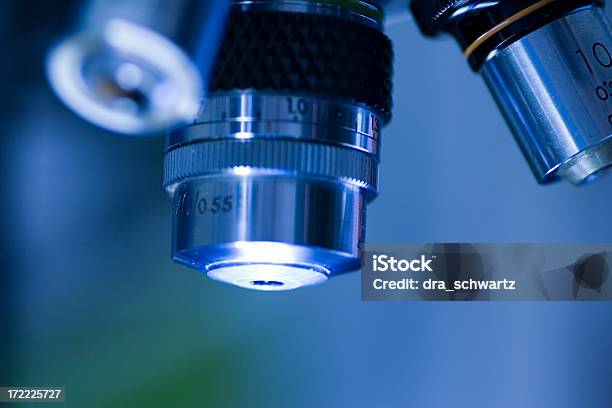 Lente De Microscópio - Fotografias de stock e mais imagens de Cuidados de Saúde e Medicina - Cuidados de Saúde e Medicina, Inovação, Microscópio