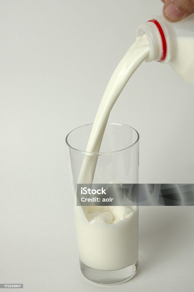 Verter o leite - Royalty-free Copo Foto de stock