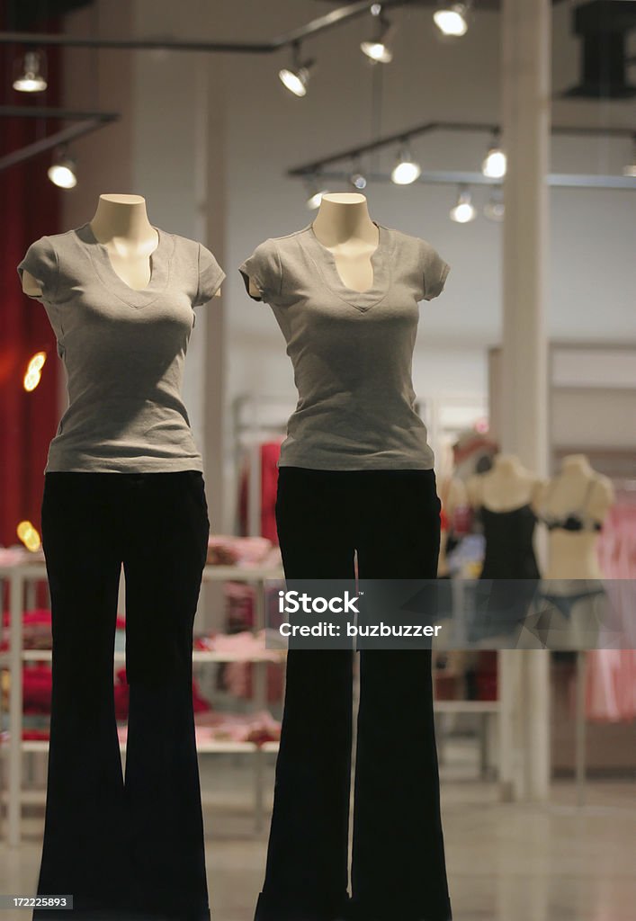 Duas mulheres feminino manequins no interior de uma loja de roupa - Royalty-free Abundância Foto de stock