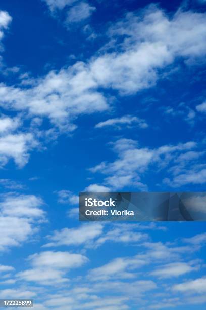 Foto de Fundo De Nuvens Em Um Céu Azul e mais fotos de stock de Azul - Azul, Branco, Cena de tranquilidade