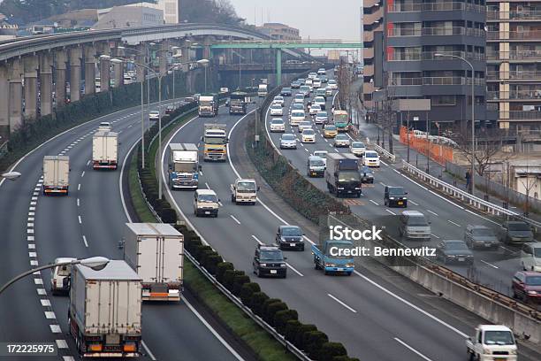 Japonés Highway Y El Monorriel De La Pista Foto de stock y más banco de imágenes de Camión de peso pesado - Camión de peso pesado, Japón, Autopista