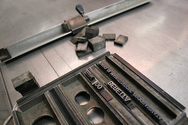 texto impresso - letterpress kerning typographer printing out - fotografias e filmes do acervo