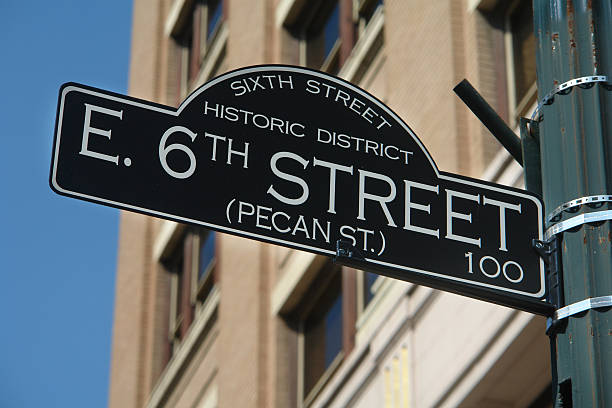 histórica de sixth street señal de la ciudad de austin, texas - siglo vi fotografías e imágenes de stock