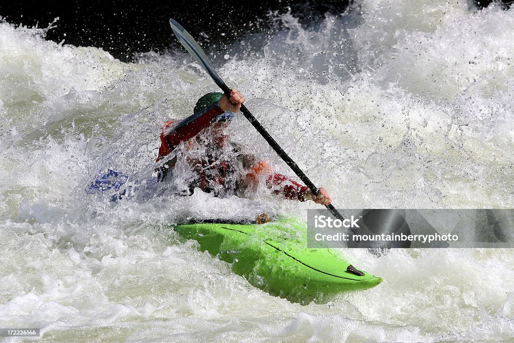 Verde en Kayak - Foto de stock de Kayak en aguas bravas libre de derechos