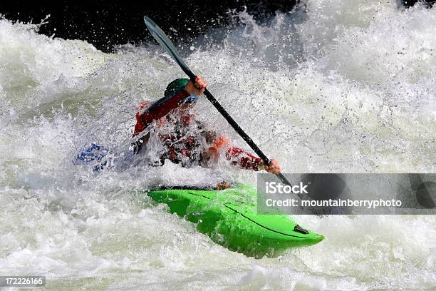 Verde En Kayak Foto de stock y más banco de imágenes de Kayak en aguas bravas - Kayak en aguas bravas, Río Whitewater, Accesorio de cabeza