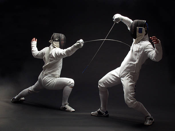 esgrimista sobre preto - fencing sport rivalry sword imagens e fotografias de stock