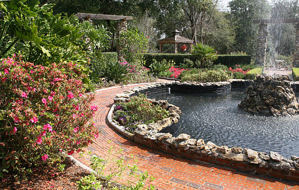 giardino d'acqua - fountain landscaped ornamental garden flower bed foto e immagini stock