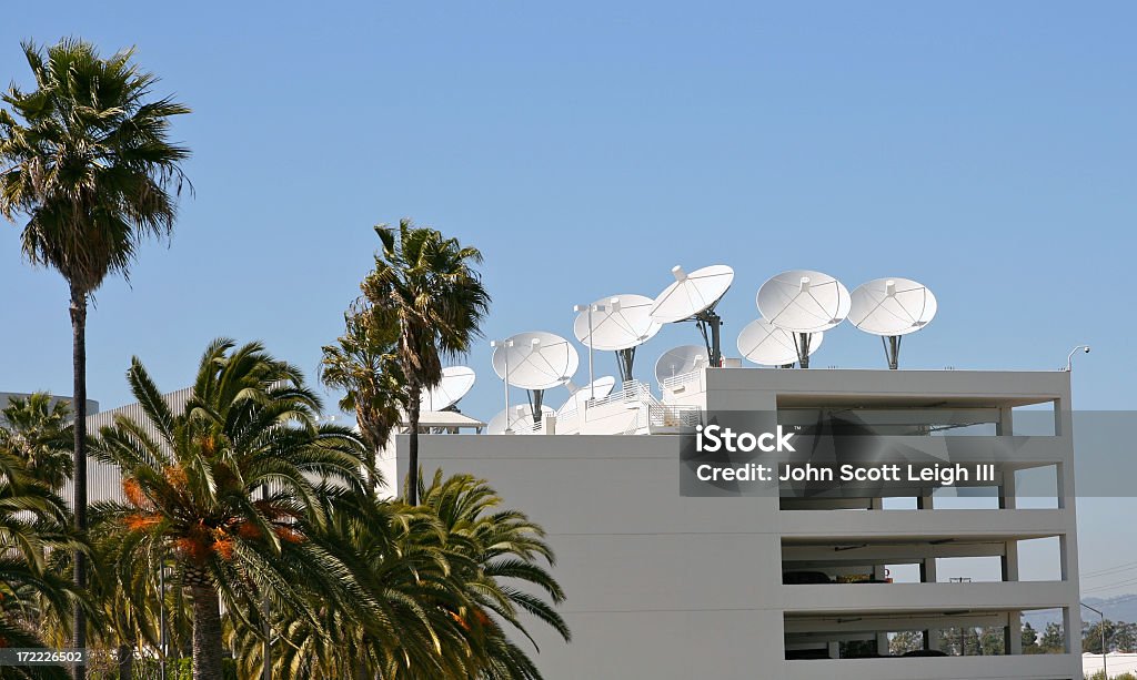 Stazione televisiva - Foto stock royalty-free di Esterno di un edificio