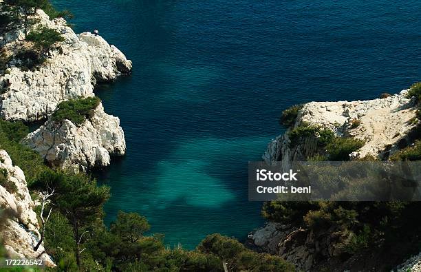 Les Calanques França - Fotografias de stock e mais imagens de Azul - Azul, Calor, Caminhada