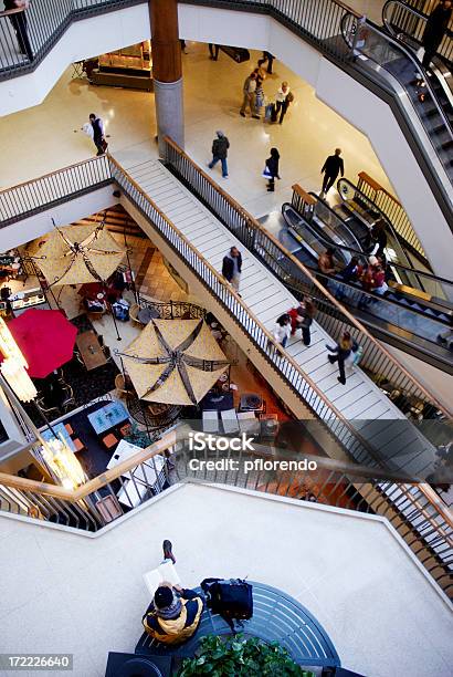 Człowiek Czyta W Mall - zdjęcia stockowe i więcej obrazów Centrum handlowe - Centrum handlowe, Książka, Część gastronomiczna