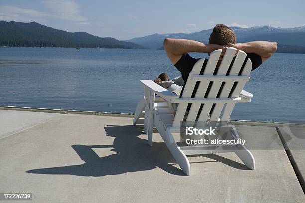 Photo libre de droit de Homme Relaxant banque d'images et plus d'images libres de droit de Idaho - Idaho, Lac, Chaise Adirondack