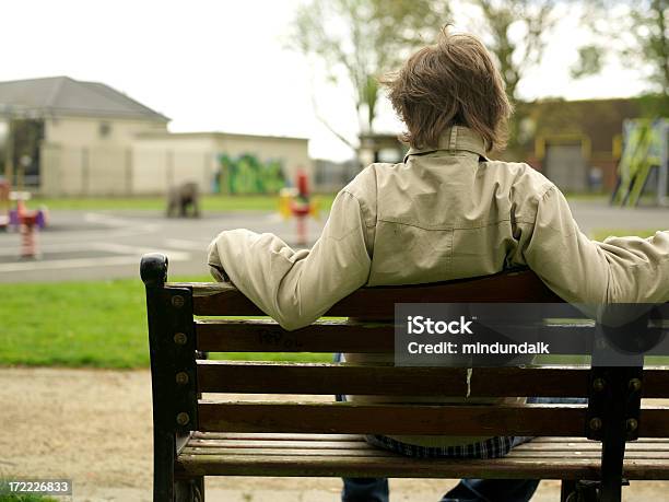 Uomo Su Una Panchina Nel Parco - Fotografie stock e altre immagini di Adolescente - Adolescente, Adulto, Composizione orizzontale