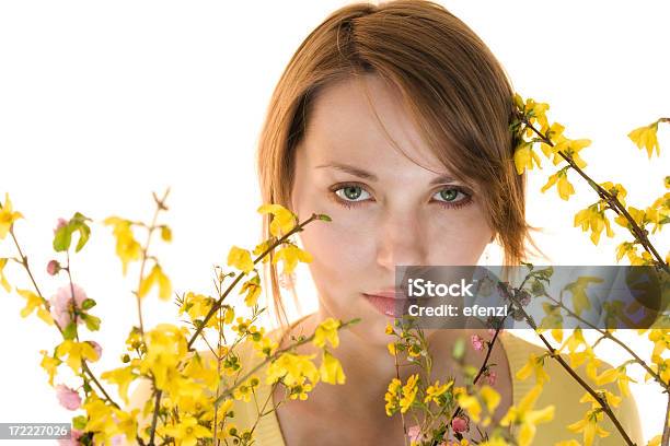 Ragazza E Fiori Di Primavera - Fotografie stock e altre immagini di 20-24 anni - 20-24 anni, Adolescente, Adulto