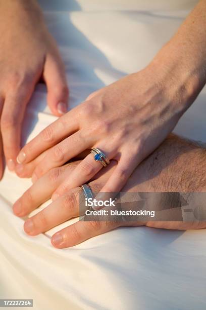 Manos Y Anillos De Boda Foto de stock y más banco de imágenes de Alianza - Anillo - Alianza - Anillo, Amor - Sentimiento, Anillo - Joya