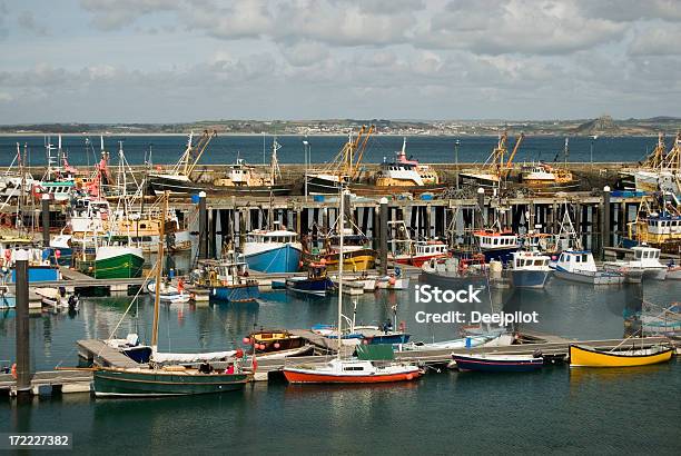Trawlery - zdjęcia stockowe i więcej obrazów Newlyn - Newlyn, Port, Anglia