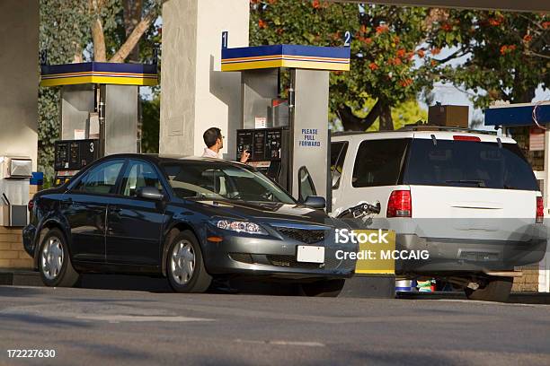 Estación De Gas Foto de stock y más banco de imágenes de Bomba de combustible - Bomba de combustible, Coche, Combustible fósil