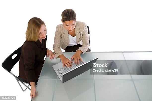 Trabalhar Together Isolado Versão - Fotografias de stock e mais imagens de Mesa de Reunião - Mesa de Reunião, Adulto, Computador