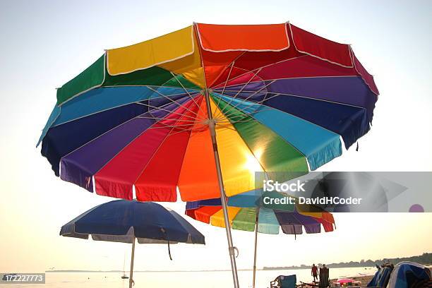 Пляжные Зонтики — стоковые фотографии и другие картинки Без людей - Без людей, Вода, Горизонтальный