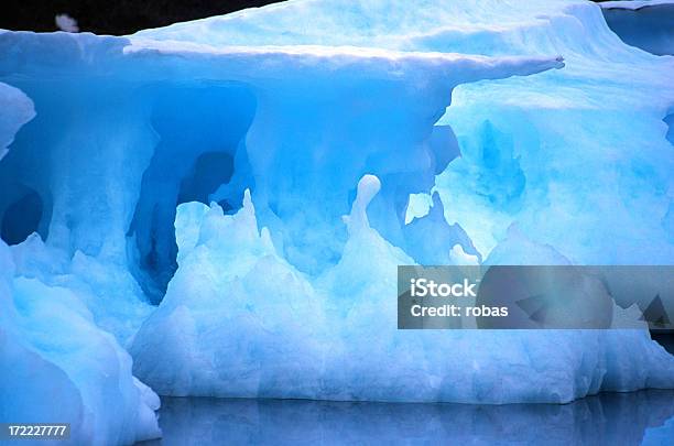 Photo libre de droit de Glace Bleue Un Iceberg Au Groenland banque d'images et plus d'images libres de droit de Bleu - Bleu, Fjord, Groenland